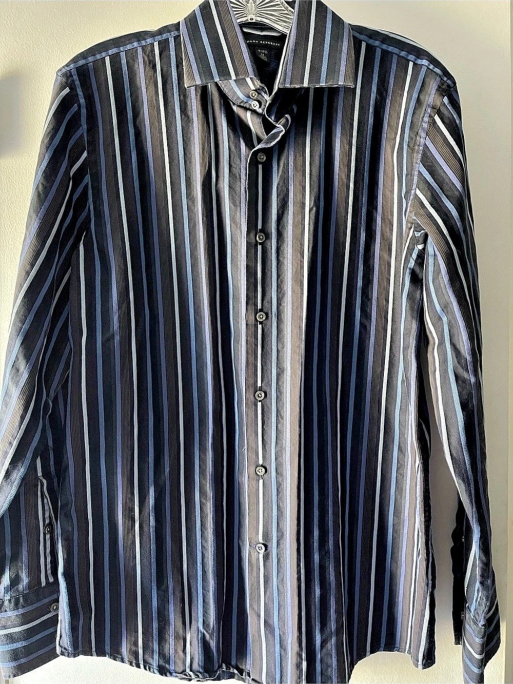BANANA REPUBLIC MEN’S SIZE MEDIUM BLUE/BLACK STRIPED BUTTON DOWN